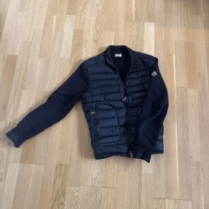 Moncler cardigan äkta - Tjena! Säljer en äkta mörkblå cardigan från moncler, den är väldigt bra skick och ger en stilren look. Hör gärna av er om ni har några frågor. Priset är inte hugget i stenen.