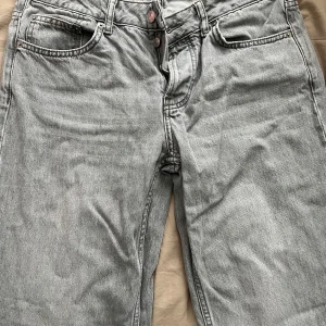 Grå jeansbyxor från 157 ICON, stl M - Snygga grå jeansbyxor från 157 ICON i storlek M. Rak modell i benen och medelmidja. Använt fåtal gånger. Pris kan diskuteras 