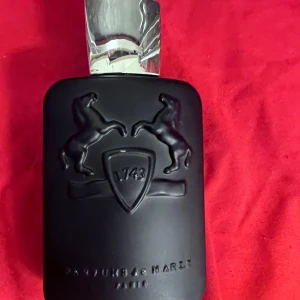 Parfums de Marly Layton 125ml - Layton Royal Essence från Parfums de Marly Paris. Flaskan rymmer 125 ml och har en lyxig design. Perfekt för dig som vill sticka ut med en exklusiv parfym från ett trendigt märke. Använd endast ett par gånger. OBS!!! Köparen står för frakten!