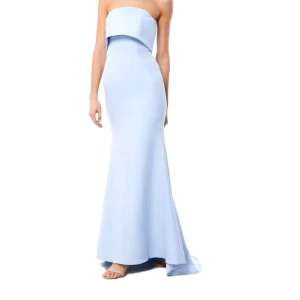 SÖKER Jarlo ljusblå balklänning  - SÖKER!!!!! Vill verkligen ha denna balklänning men den är tyvärr slut på hemsidan. Söker storlek 32-36. Hör gärna av dig om du har denna i ljusblå!! 