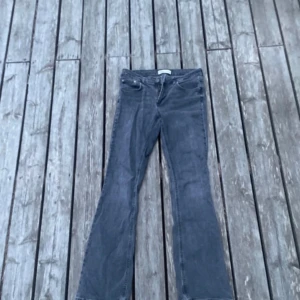 Grå bootcut jeans från ZARA - Säljer ett par grå jeans med bootcut-modell. Jeansen har klassisk femficksdesign och är tillverkade i ett mjukt denimtyg. Perfekta för dig som gillar en lite vidare passform nertill och vill ha en stilren look.
