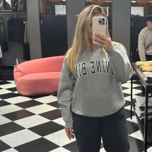 Anine bing tröja  - Säljer denna fina tröja från anine bing. Tröjan är aldrig använd utan endast testad i butik som på bilden. Jag hann tyvärr inte lämna tillbaka den och ångrade mig. De är en limited edition och finns inte längre kvar. Nypris 2400, mitt pris 2000