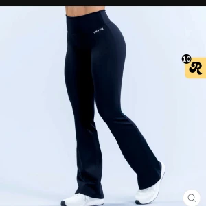  DFYNE flare SÖKER - Söker dessa svarta flare tightsen från dfyne, storlek S 