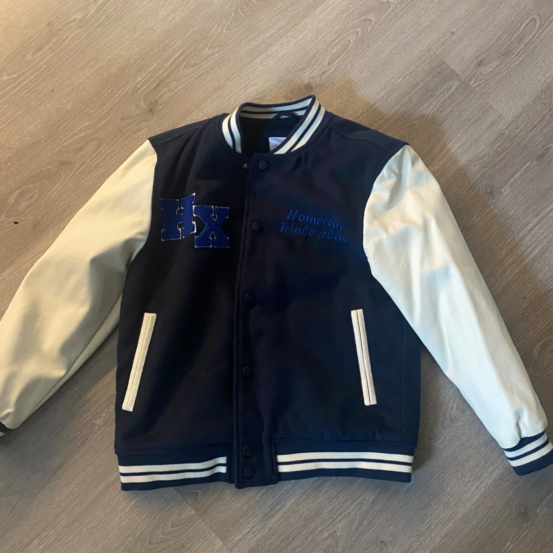 Blå och vit bomberjacka från Lindex