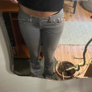 Missme jeans - Säljer nu mina missme jeans för de blivit för små, de är i strl 36 men skulle säga att de passar typ 34-36, har sytt om de själv eftersom de va skinny när jag köpte dom, hör gärna av er med prisförslag eller fler bilder 💗 kan sänka pris vid snabb affär 