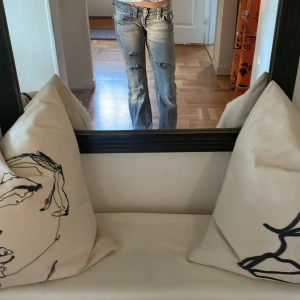 Grå bootcut jeans med hål - Säljer ett par grå jeans med bootcut-modell och hål