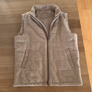 Väst från john henric - Säljer denna John Henric västen i fint skick och den är i storlek M. Skriv vid funderingar!