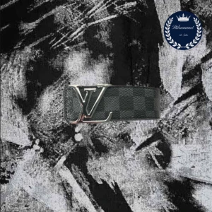 Lv bälte  - Snyggt Louis Vuitton bälte med klassiskt damiermönster i svart och grått. Bältet har en stor silverfärgad LV-logga som spänne och är tillverkat i skinn. Insidan är ljusbrun med präglad logotyp och detaljerad söm längs kanterna.