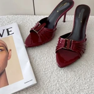 Vinröda och svarta klackpumps Saint Paris - (Alla storlekar finns!)Säljer två par eleganta pumps från Saint Paris, ett par i vinrött och ett i svart lack. Skorna har spetsig tå, öppen tå och hög klack. Dekorativa veck och guldfärgad detalj framtill ger en lyxig känsla. Perfekta för dig som vill sticka ut med stil.