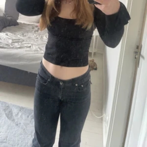 Svarta bootcut  - Säljer ett par svarta jeans från lager 157. Bootcut och mid i midjan