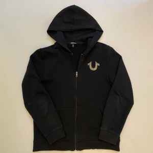 True religion zip hoodie M - Svart true religion zip hoodie //  Storlek M //  Mycket bra skick //  Skriv vid minsta fråga eller fundering🤝💯