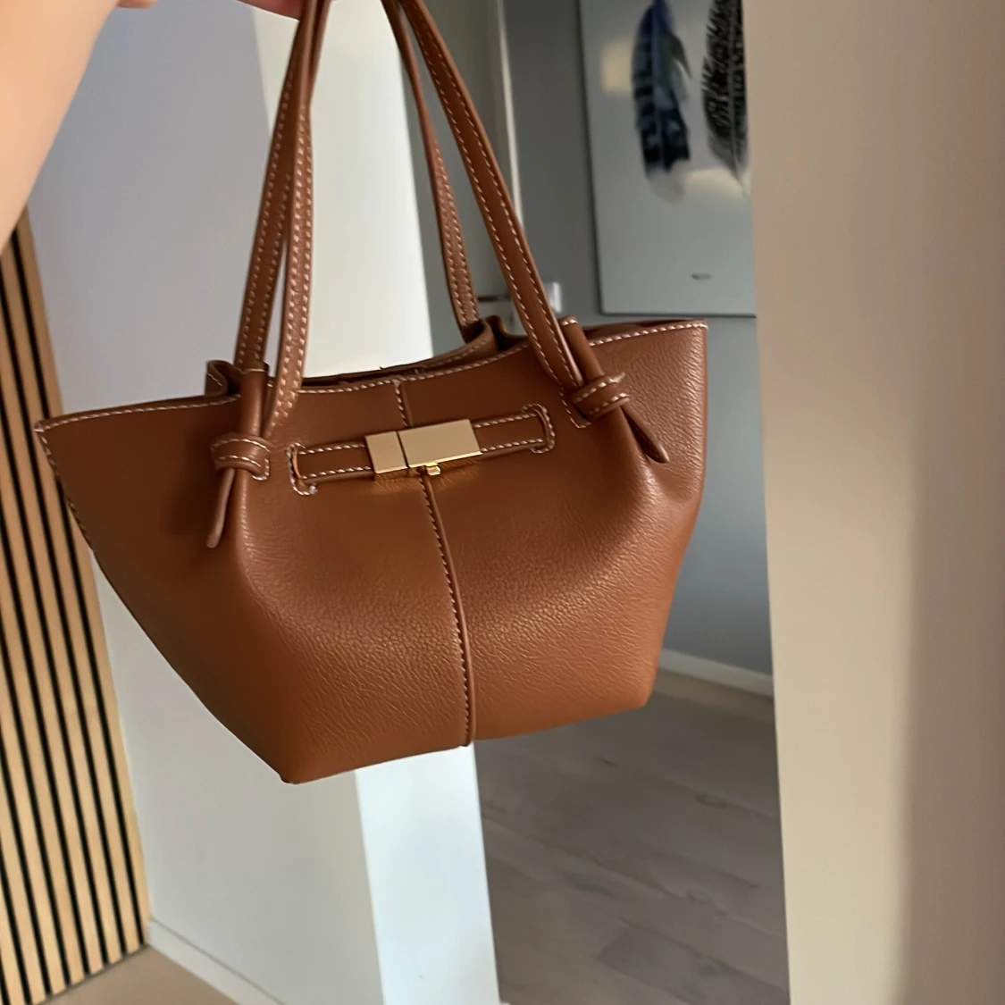 Brun handväska med gulddetalj