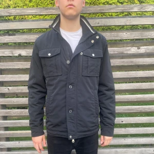 J.Lindeberg Fieldjacket  - Säljer denna jacka ifrån märket J.Lindeberg i storlek medium. Jättefint skick och inga defekter, perfekt nu till hösten och vintern då den är lite fodrad, priset är inte hugget i sten så skicka gärna ett prisförslag