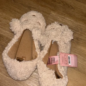 Beige fluffiga björn tofflor  - Tofflor, aldrig använda. Storlek 38/39,