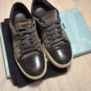 Lanvin skor - Hej säljer dessa skor i Strlk 39-40 i färg grå som är i ett bra skick priset är fast och ej prut bart kom privat för frågor 