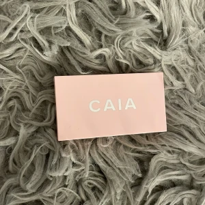 CAIA duo-palett med rouge och bronzer - Säljer en snygg CAIA prisma palette i färgen flirty i ljusrosa förpackning med spegel. Innehåller en bronzer och ett rouge, båda med vågigt mönster i pudret. Perfekt för att ge ansiktet färg och lyster. Smidig att ha med i väskan. Skyddsplasten är kvar för spegeln! 💝Om önskas kan levereras i påsen från kalendern 2024!