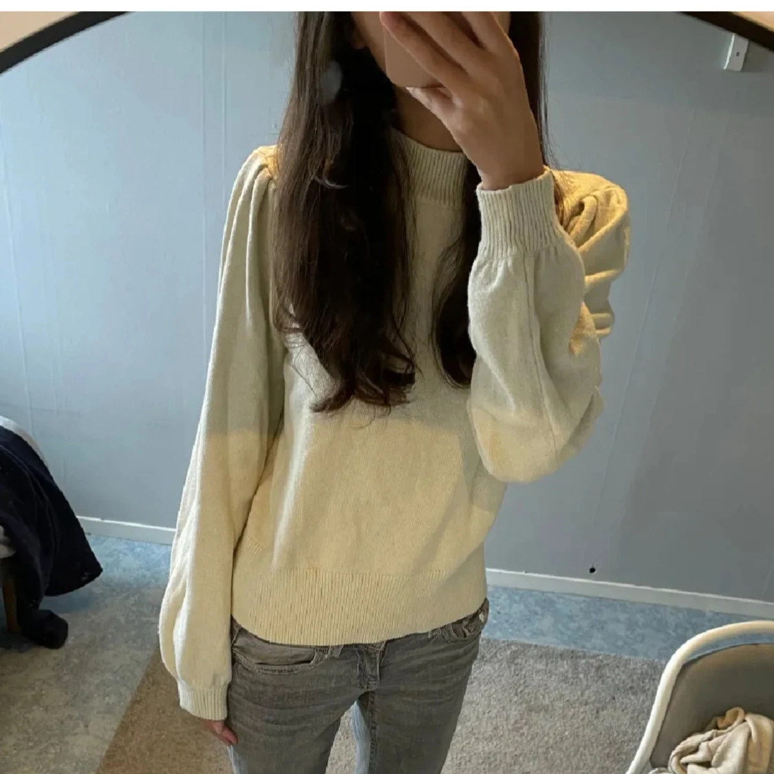 Beige stickad tröja med puffärm