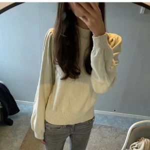 Beige stickad tröja med puffärm - Superfin stickad tröja med puffiga axlar från vila.  Endast använd ett fåtal gånger. Perfekt till hösten☺️