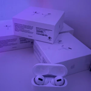 AirPods Pro  - Säljer AirPods Pro med MagSafe-laddningsetui. Hörlurarna är i nyskick och levereras komplett med originalförpackning, extra öronkuddar och laddningskabel. Aktiv brusreducering och trådlös laddning. Perfekt för musik, samtal och träning.