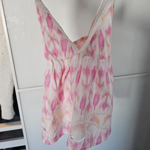 Rosa och vit topp - Söt topp från Gina Tricot med rosa och vita mönster. Fint skick ❤️❤️
