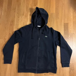 Mörkblå  hoodie från Lacoste  - Använd några gånger men bra skick. Priset diskuteras.