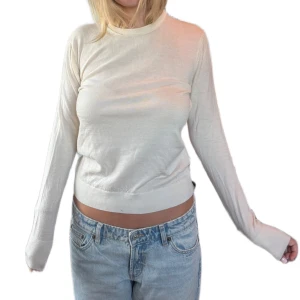 Stickad tröja - Så fin stickad lite tunnare tröja i merino ull från uniqlo. Knappt använd! Skriv vid frågor🌼