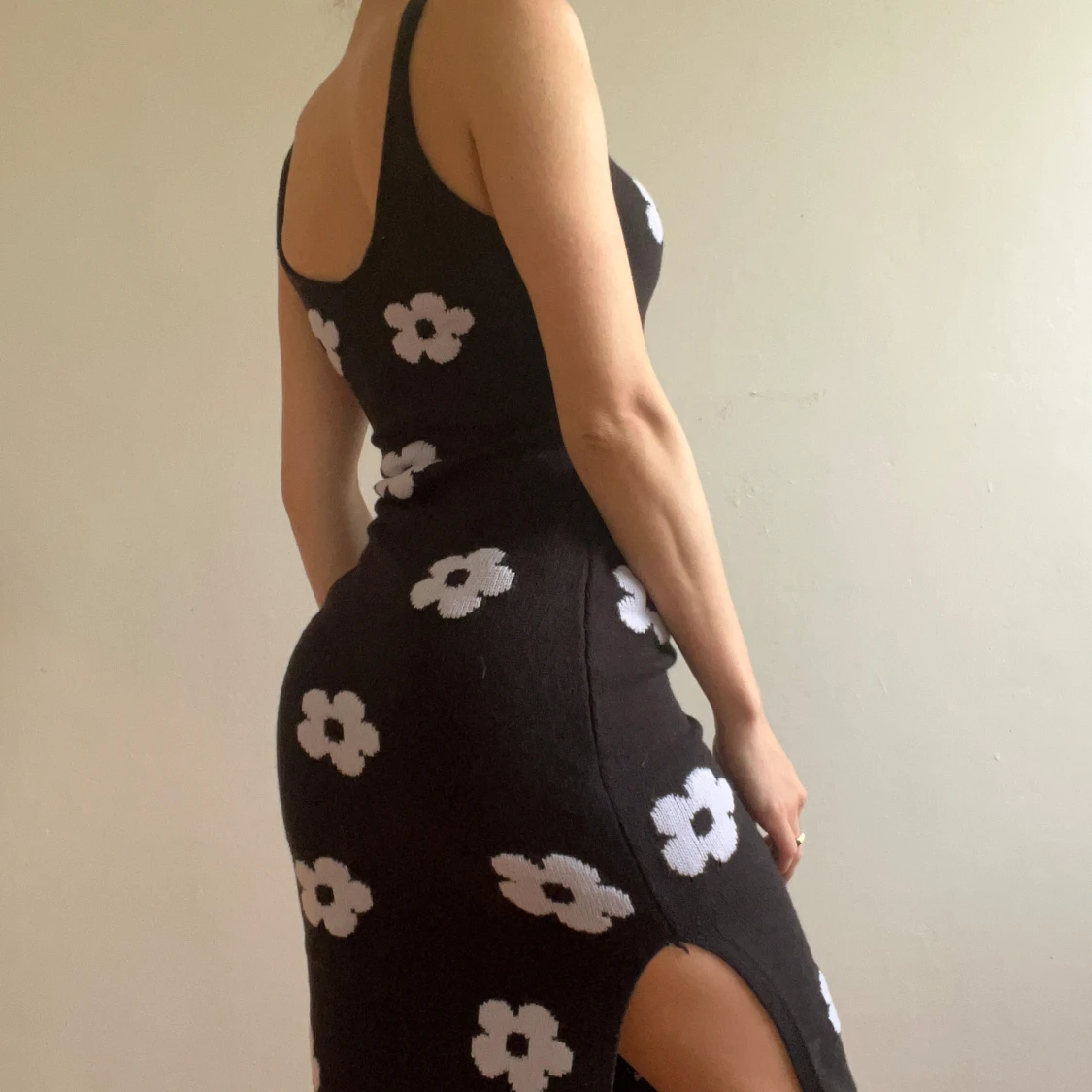 Svart blommig stickad långklänning - 1