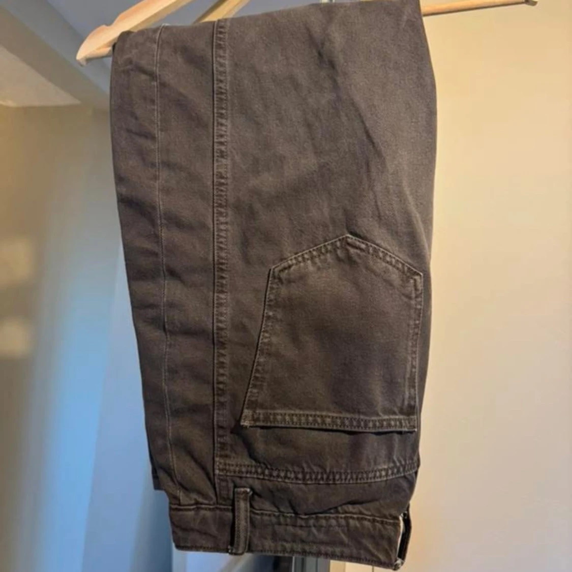 gråa barrel jeans från Zara  - 4