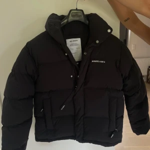 Arigato Jacka - Säljer nu denna extremt fina arigato vinterjacka. Varm och perfekt för kallare dagar som är runt hörnet ❄️ väldigt bra skick och vid funderingar är det bara att skriva! ✍️ Nypris 5000. Mitt pris 1995😊 Färg: Svart⚫️