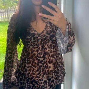 Leopardmönstrad blus med v-ringning - Säljer en luftig och flowy blus med leopardmönster och v-ringning. 