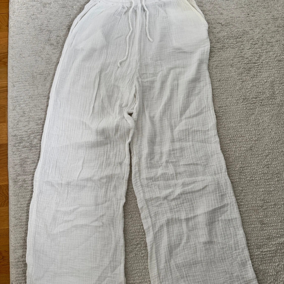 Vita linnebyxor från Gina Tricot strl 36