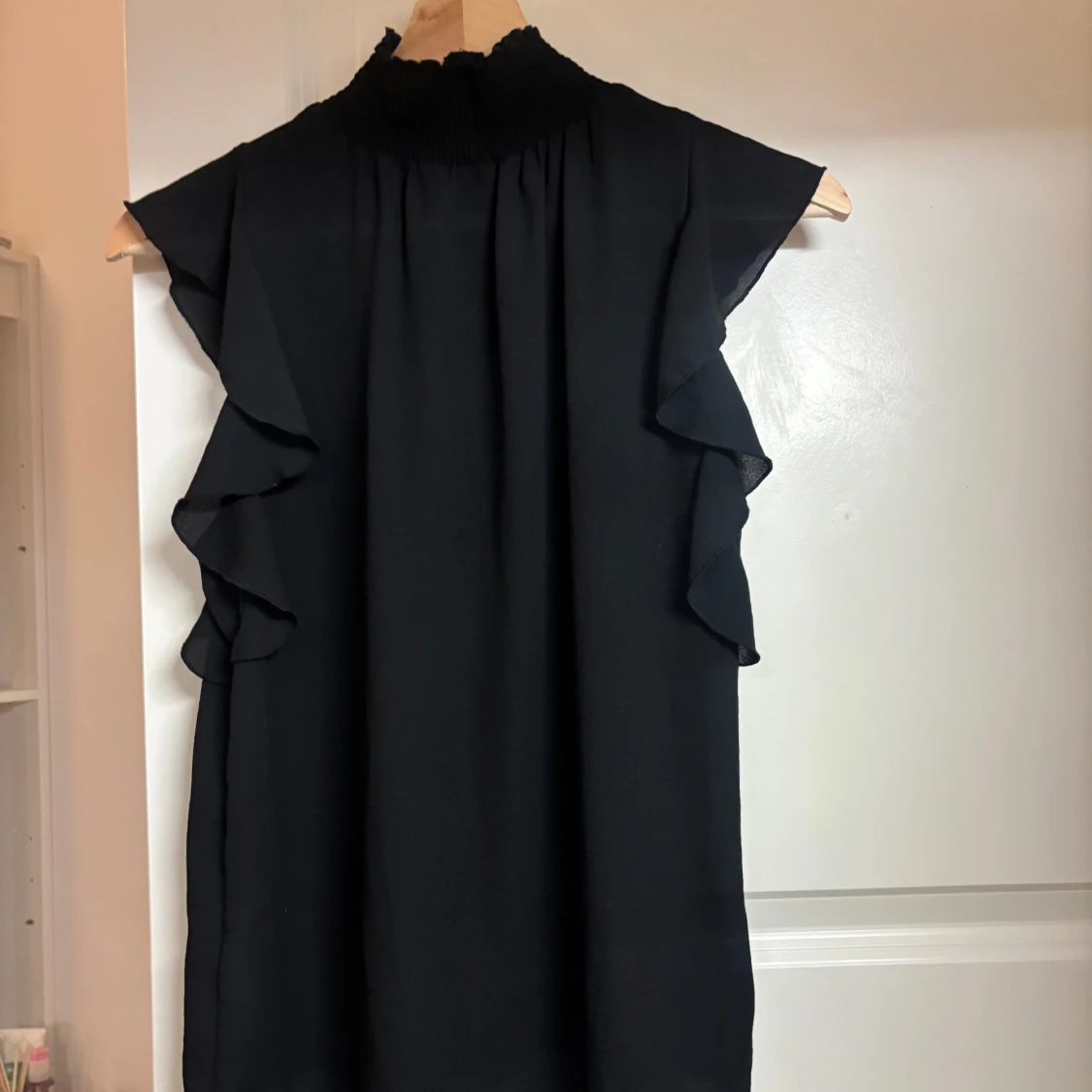 Svart volangklänning Gina Tricot - 1