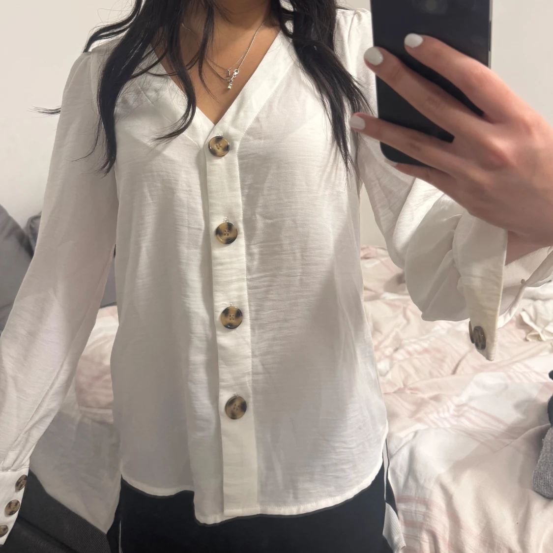 Vit blus med stora knappar - 1
