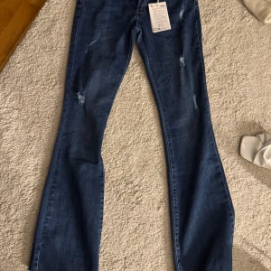 Low waist jeans med slitningar - Väldigt stretchiga men små i storleken 