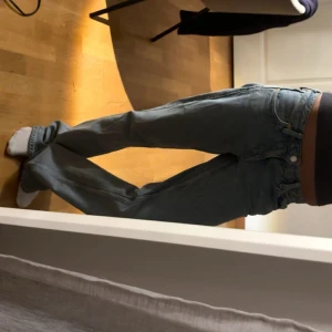 baggy lowaist jeans  - säljer ett par jätte snygga lite baggy jeans från weekday ! Hör av dig vid frågor ! Waist 25 Length 34