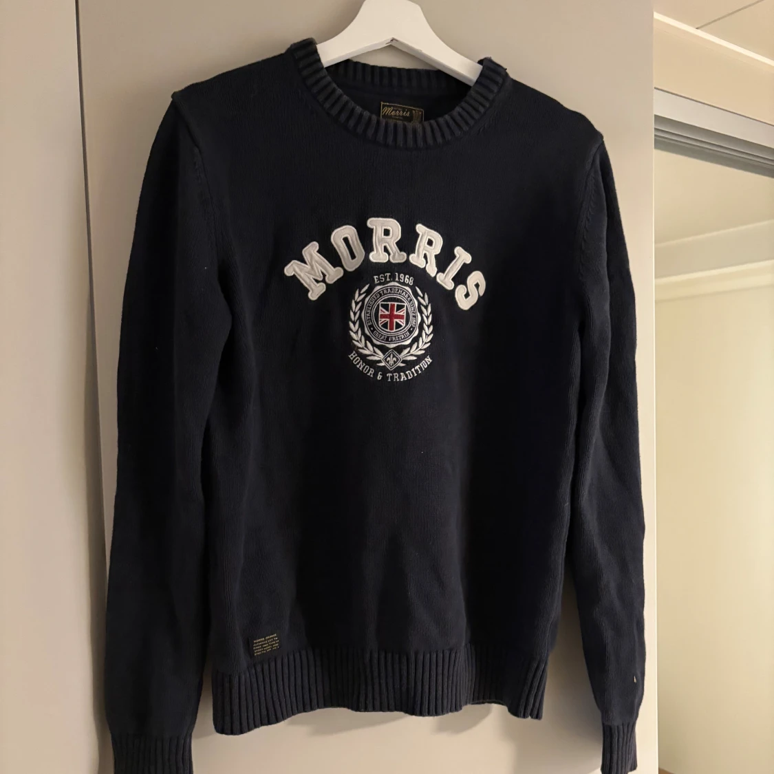 Mörkblå stickad tröja från Morris