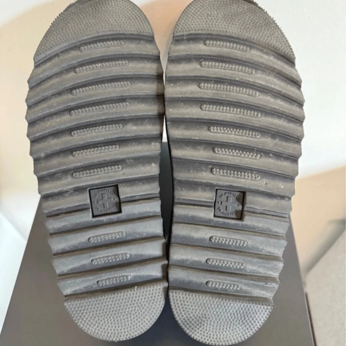 Vita Dr. Martens sandaler med platåsula - 3