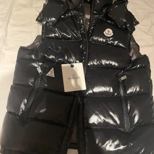 Moncler väst - Helt ny storlek : 1= S. den skannar nfc