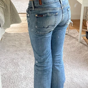 Blå bootcut jeans - snygga lågmidjade jeans, slitna nere vid hälarna, storlek 29 men passar mig som har 26/34 i jeans storlek. Midjemått:85 innerbenslängd:86