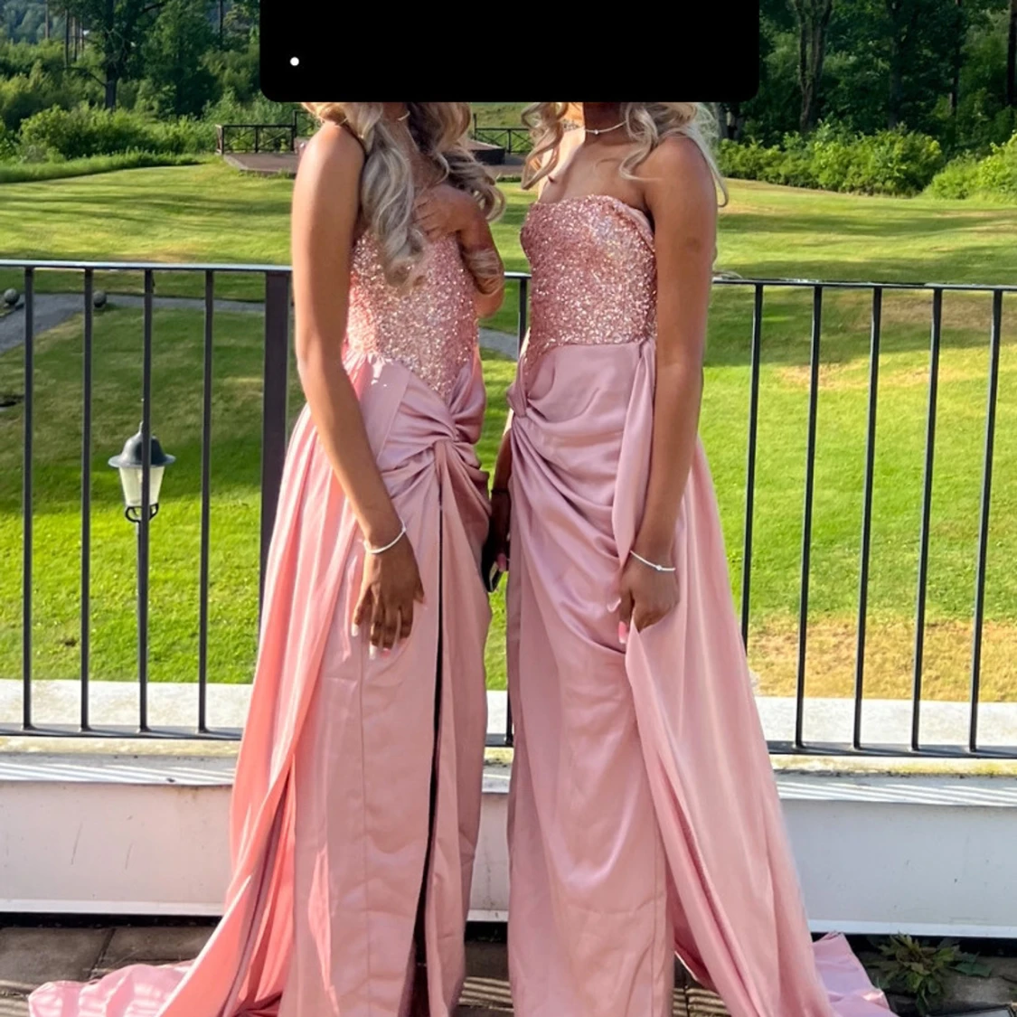 Glittrig rosa långklänning med slits - 1