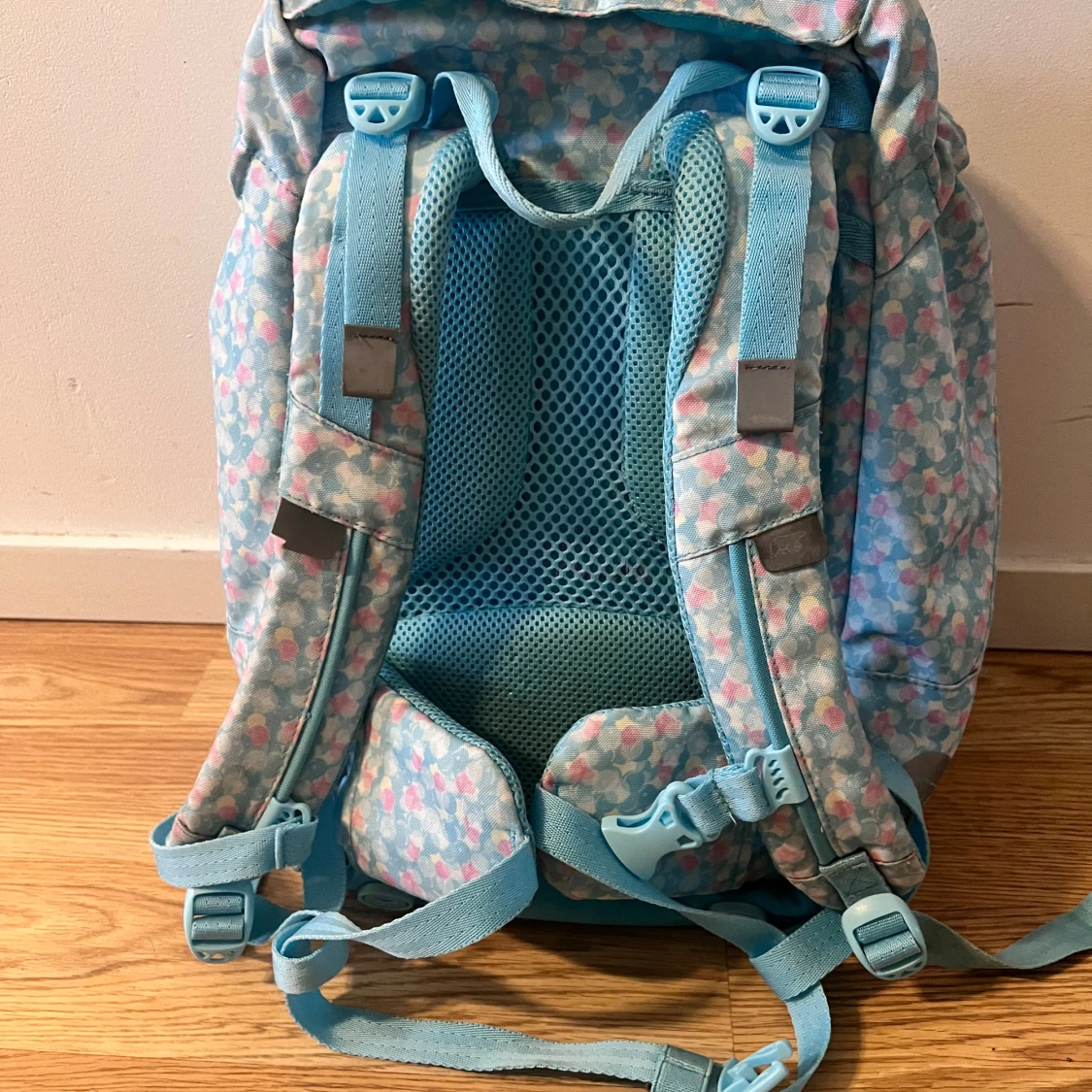 Pastellblå Beckmann ryggsäck med kattmotiv - 1