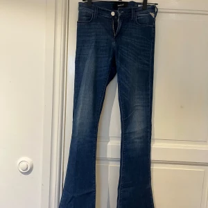 Blå bootcut jeans från Replay Stella - Snygga blå jeans från Replay, modell Stella, med klassisk femficksdesign och bootcut-ben. Jeansen har en mörk tvätt med lätt slitning och är tillverkade i stretchigt denim för en bekväm passform. Perfekta för dig som gillar en tidlös och trendig look. Passar mig som är 171 perfekt i längden men säljer då jag inte använder dom 