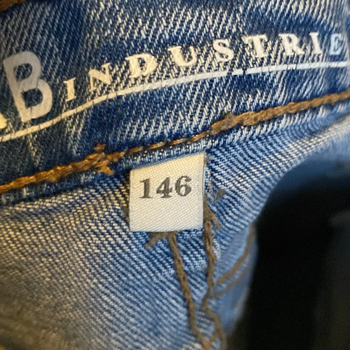 Blå jeans med slitna knän från L.B Industries - 2
