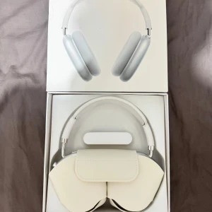 AirPods Max - Apple AirPods Max i silver, i originalförpackning och med skyddsfodral. Over-ear design med hög komfort och premiumkänsla. Ser ut att vara i mycket gott skick utan synligt slitage. Perfekt för dig som söker trådlösa hörlurar med aktiv brusreducering och hög ljudkvalitet.