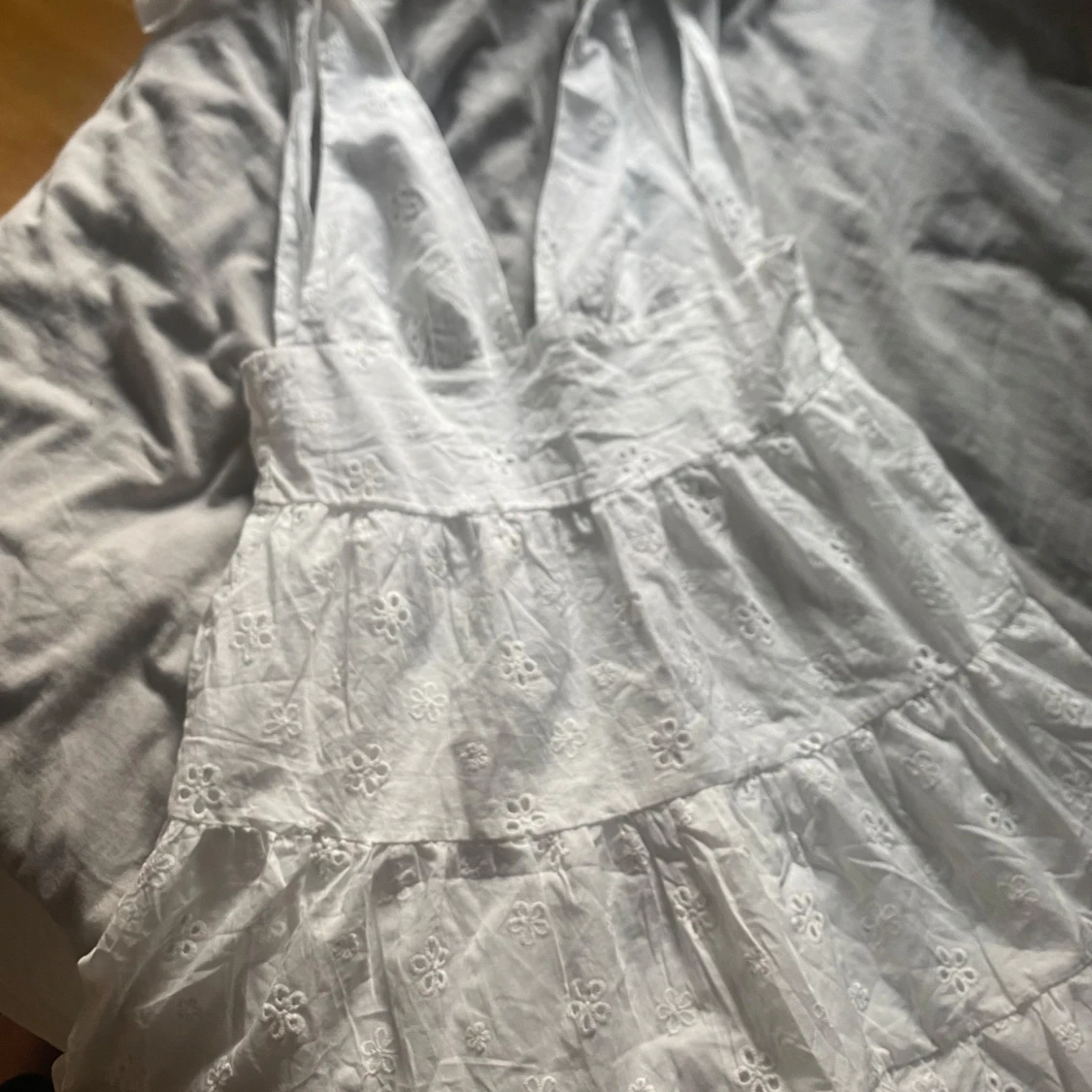 Vit somrig klänning med knytaxelband - 1