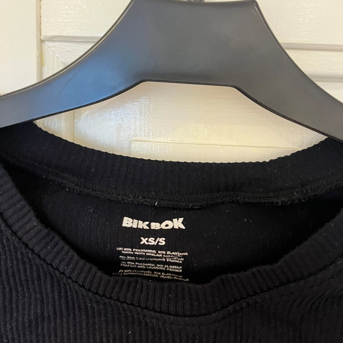 Svart croppad långärmad topp BikBok - 1