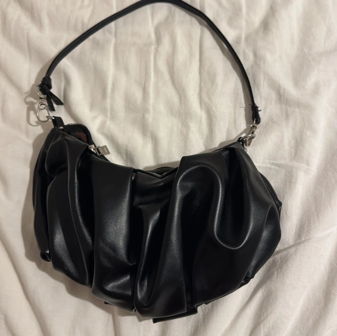 Svart axelväska i skinnimitation