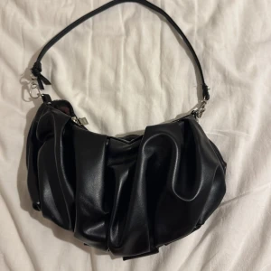 Svart axelväska i skinnimitation - Svart axelväska av fejksnön perfekt storlek för en utekväll använt några gånger  