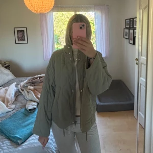 Snygg jacka - Quiltad jacka från stradivarius, köpt i Frankrike då den ej går att köpa i sverige. Superfin och bra till hösten💞