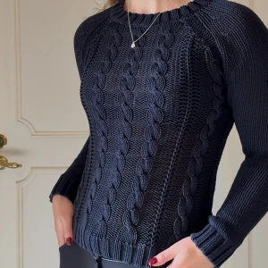 Marinblå tröja GinaTricot  - Mörkblå stickad tröja ifrån Gina Tricot i storlek XS. Ej mycket använd så i väldigt fint skick utan defekter! Normal i storleken. 